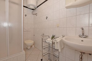 Apartment (A1) | Bathroom