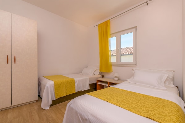 2 bedrooms, iron/ironing board, free WiFi