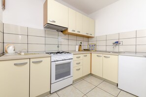 Private kitchen | Fridge, oven, stovetop, coffee/tea maker