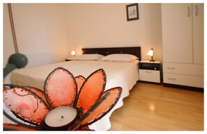 Iron/ironing board, free WiFi, bed sheets