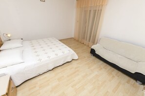 Iron/ironing board, free WiFi, bed sheets