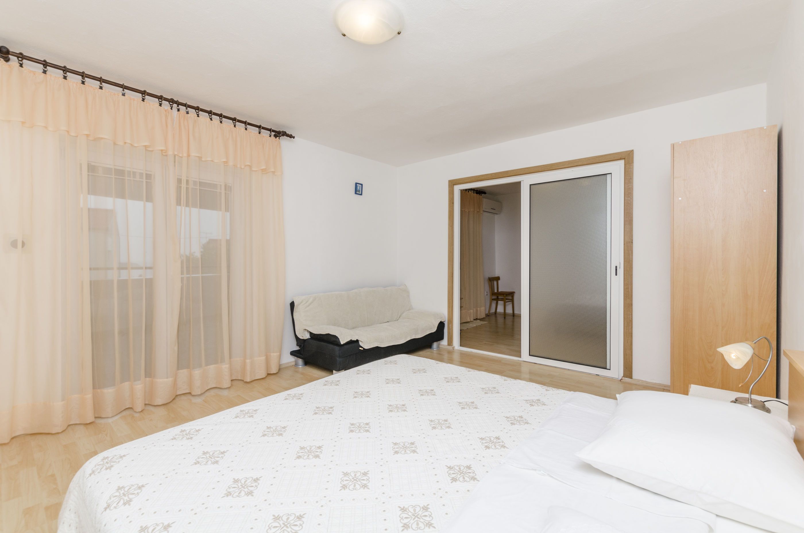 Iron/ironing board, WiFi (free), bed sheets