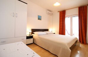 Iron/ironing board, free WiFi, bed sheets - Apartments and Room Janja (Primosten)