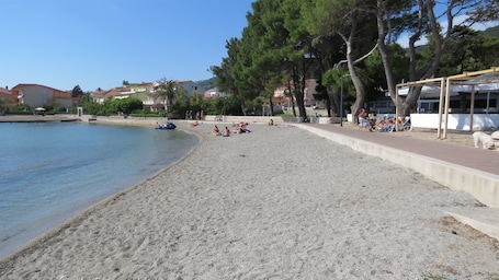 Beach. Apartments Opsenica
