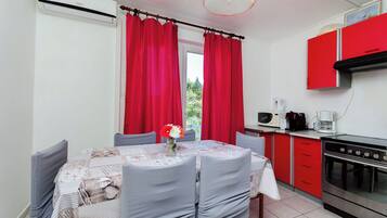 Apartamento (A2) | Cozinha privada | Geladeira, micro-ondas, fogão, cooktop