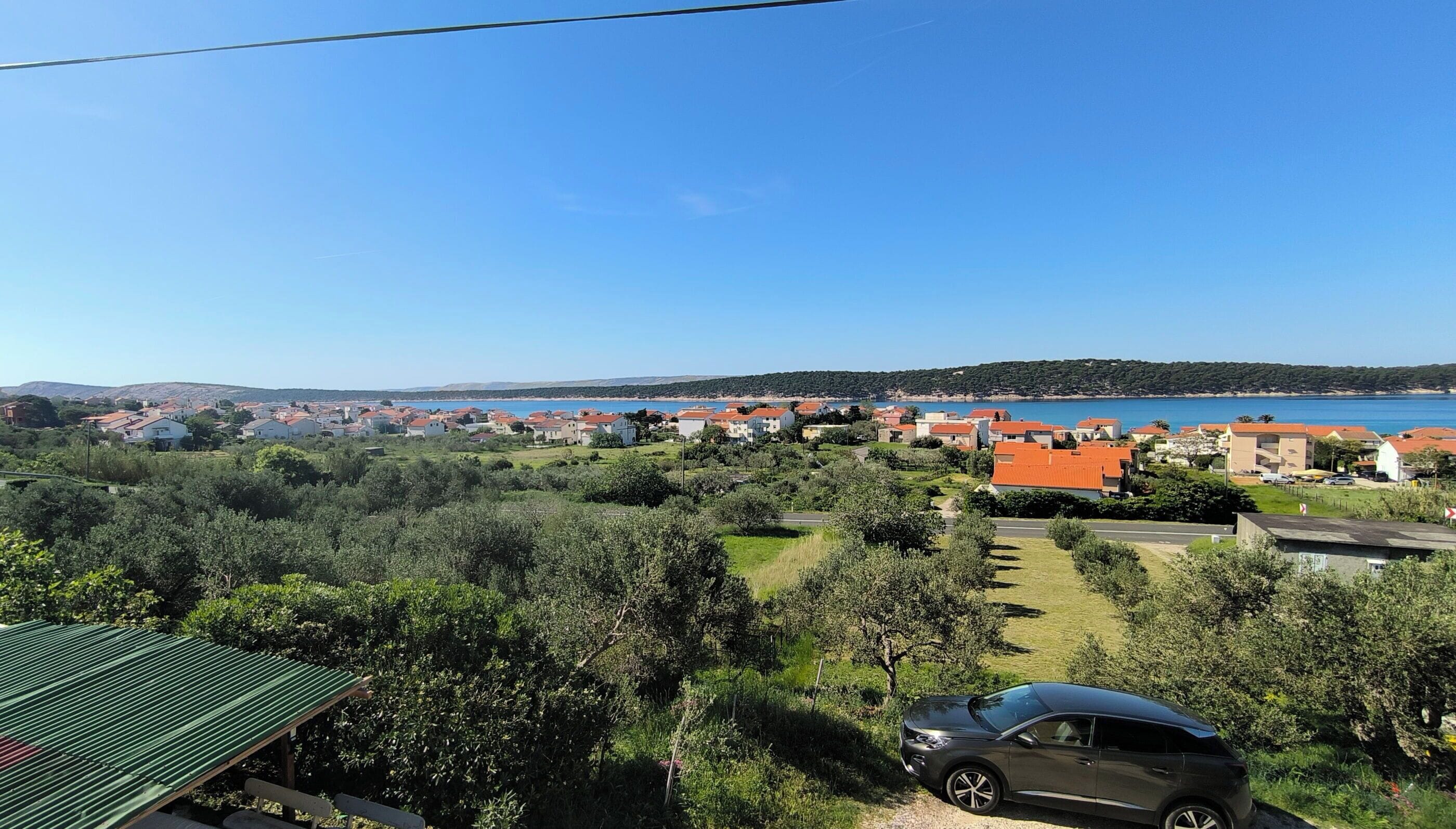 Un village côtier avec des maisons et une vue sur la mer.