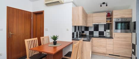 Apartment (A2) | Private kitchen | Fridge, stovetop, cookware/dishes/utensils