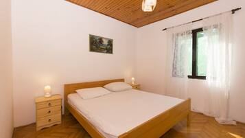 Iron/ironing board, free WiFi, bed sheets