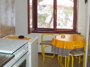 Eigene Küche | Kühlschrank, Ofen, Herdplatte, Kochgeschirr/Geschirr/Besteck