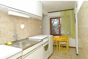 Refrigerador, horno, placa de cocina, utensilios de cocina