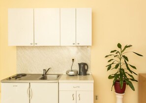 Refrigerador, placa de cocina, tetera/pava eléctrica, tostadora