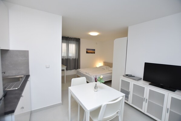 Private kitchen | Fridge, stovetop, cookware/dishes/utensils
