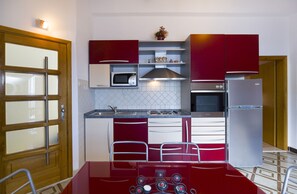 Cocina privada | Frigorífico, microondas, horno y placa de cocina