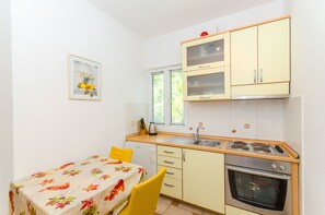 Apartemen (A2) | Dapur pribadi | Lemari es, kompor, mesin espresso, dan peralatan masak/sendok-piring