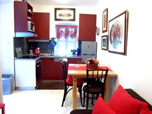 Private kitchen | Fridge, oven, stovetop, electric kettle