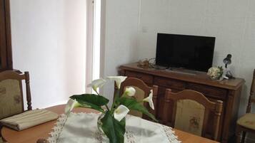 Apartment (A1) | Dining