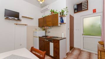 Apartment (A1) | Private kitchen | Fridge, microwave, oven