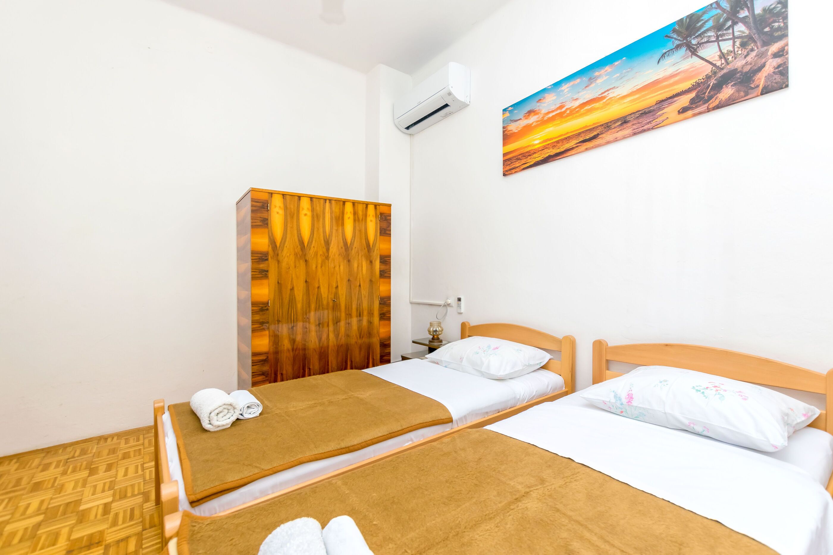 Room (S8) | Free WiFi