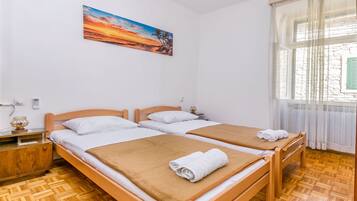 Room (S8) | Free WiFi