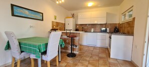Apartment (A1) | Eigene Küche | Kühlschrank, Ofen, Herdplatte, Geschirrspüler