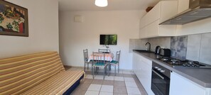 Apartment (A2) | Private kitchen | Fridge, oven, stovetop, dishwasher - Apartments Antica (Stari Grad)