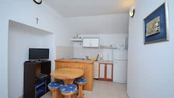 Appartement (A2) | Cuisine privée | Réfrigérateur, four à micro-ondes, surface de cuisson, cafetière-théière