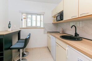 Apartment (A1) | Eigene Küche | Kühlschrank, Mikrowelle, Herdplatte, Geschirrspüler
