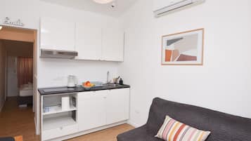 Estudio (A3) | Cocina privada | Refrigerador, parrilla de estufa y tetera eléctrica