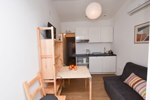 Studio (A3) | Eigene Küche | Kühlschrank, Herdplatte, Wasserkocher, Kochgeschirr/Geschirr/Besteck