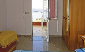 Room (S1) | Free WiFi