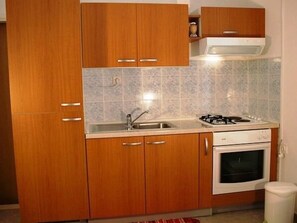 Apartemen (A1) | Dapur pribadi | Lemari es, microwave, kompor, dan mesin espresso