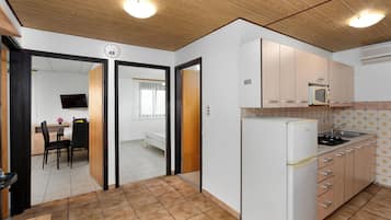 Apartment (A2) | Eigene Küche | Kühlschrank, Mikrowelle, Ofen, Herdplatte
