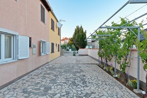 Property grounds - Apartments Kralj (Privlaka)