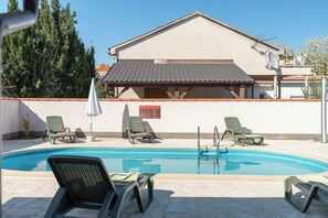Outdoor pool, pool umbrellas - Apartments Kralj (Privlaka)