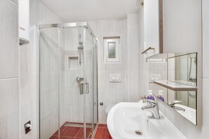 Apartment (A1) | Bathroom | Shower - Apartments Kralj (Privlaka)