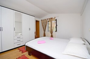 Free WiFi, bed sheets