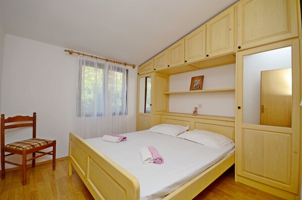 Free WiFi, bed sheets