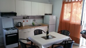 Private kitchen | Fridge, stovetop, cookware/dishes/utensils, freezer