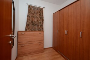 Iron/ironing board, free WiFi, bed sheets