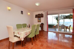 Private kitchen | Fridge, oven, stovetop, dishwasher