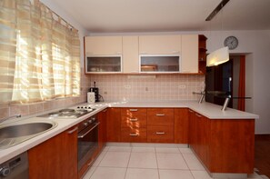 Private kitchen | Fridge, oven, stovetop, dishwasher