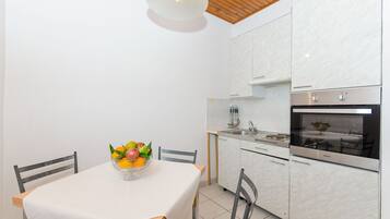 Private kitchen | Fridge, microwave, stovetop, cookware/dishes/utensils