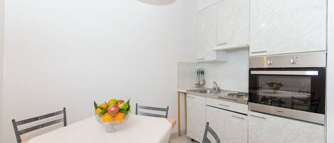 Privat køkken | Køleskab, mikrobølgeovn, kogeplade, køkkentøj/tallerkener/redskaber