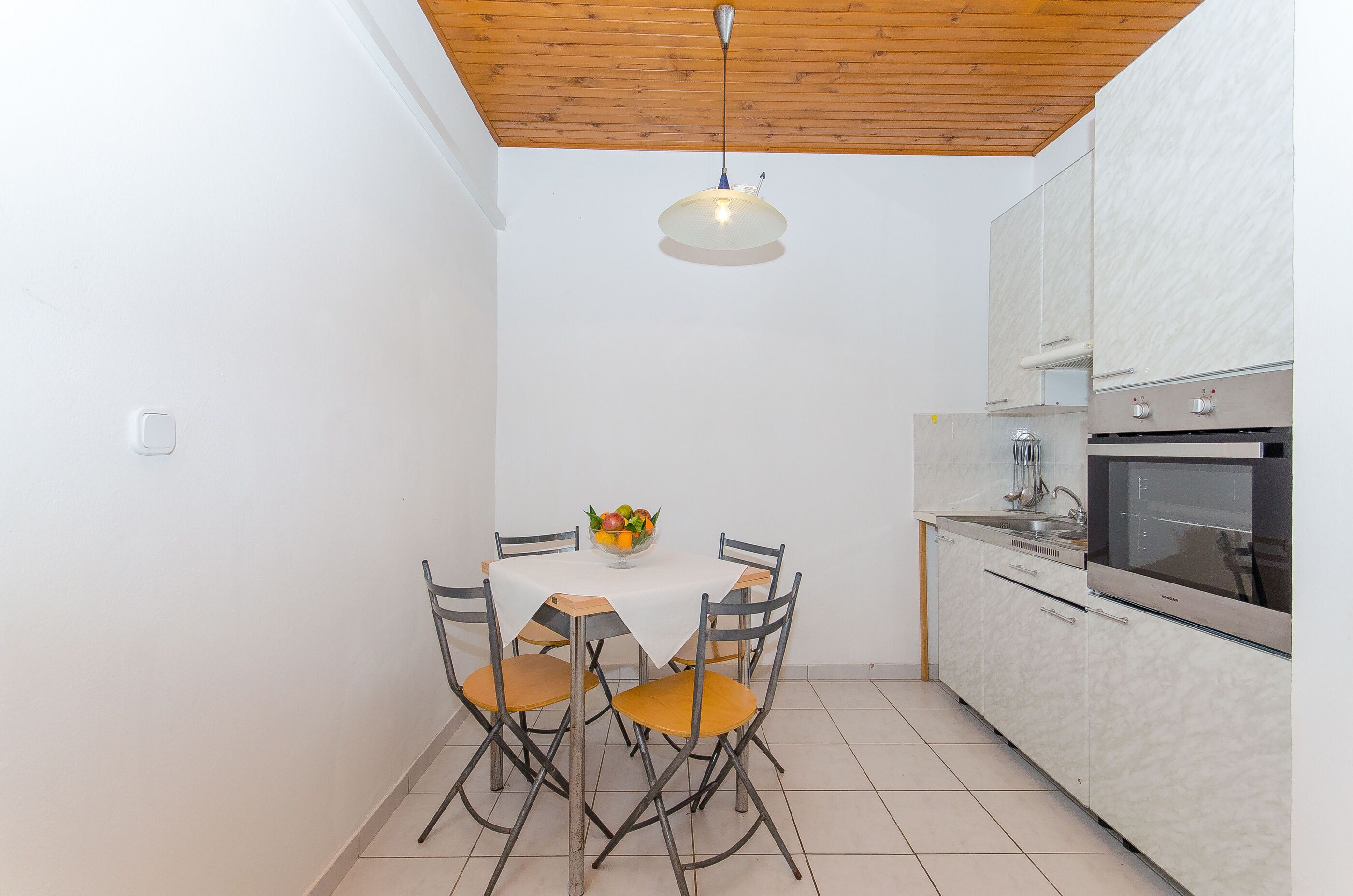 Eigene Küche | Kühlschrank, Mikrowelle, Herdplatte, Kochgeschirr/Geschirr/Besteck