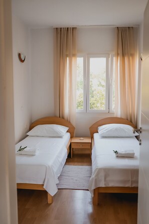 Iron/ironing board, free WiFi, bed sheets