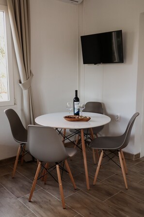 Private kitchen | Fridge, microwave, stovetop, dishwasher