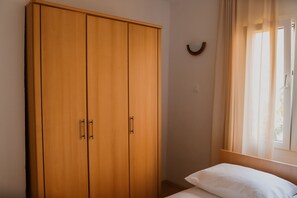 Iron/ironing board, free WiFi, bed sheets