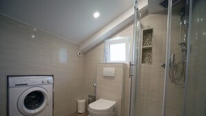Kamar mandi | Shower, perlengkapan mandi gratis, pengering rambut, dan tisu toilet