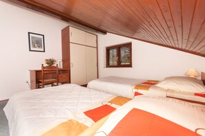 Laptop workspace, iron/ironing board, free WiFi, bed sheets
