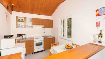 Cocina privada | Refrigerador, microondas, parrilla de estufa y cafetera y tetera